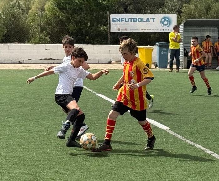 2 jugadores de futbol animándose