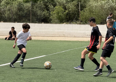 disputando una pelota en un partido de futbol