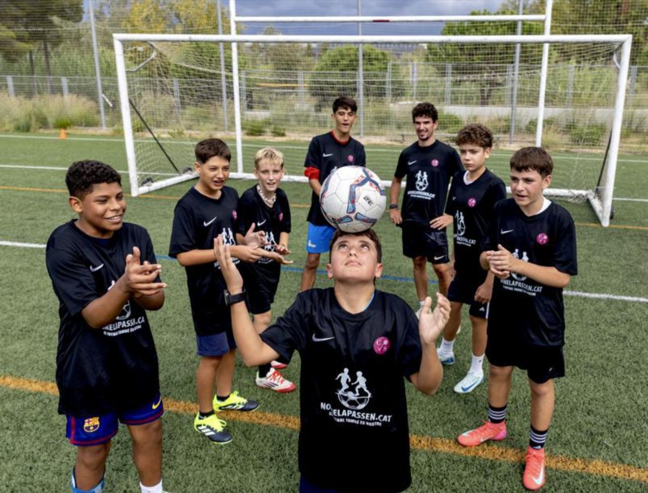FOTO LV2 2 jugadores de futbol animándose